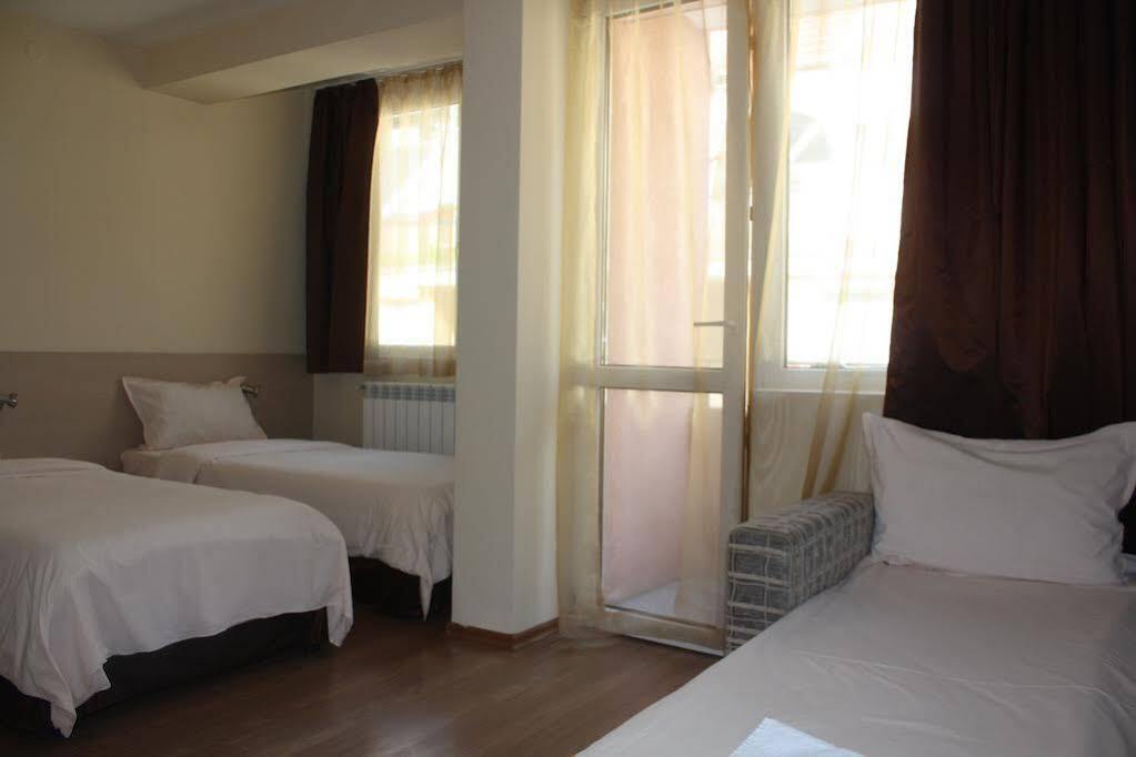 Family Hotel Madrid Sofia Bagian luar foto